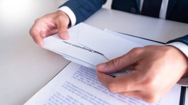 İşadamı istifa etme ve iptal sözleşmesi imzalama, işsizlik değişimi veya istifa kavramını vurguladı.