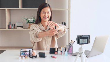 Makyaj Güzeli moda blogcusu, sosyal medya konsepti üzerindeki kozmetik ürünlerini sunan video kaydı yapıyor