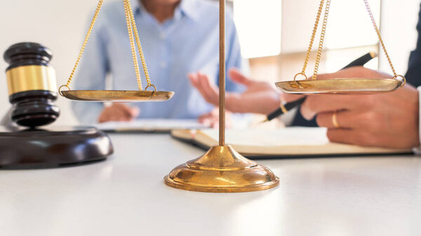 Юридический консультант представляет клиенту переговоры о заключении договора Серьезные консультации, концепции права и юридические услуги
.