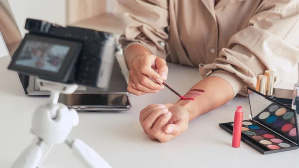 Makeup Fashion blogger nagrywanie wideo prezentujące kosmetyki w domu influencer na koncepcji mediów społecznościowych — Zdjęcie stockowe