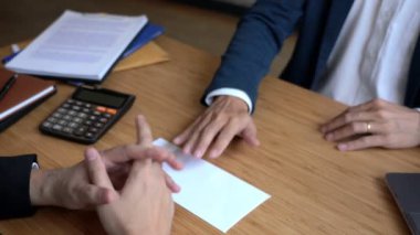 İş adamının istifa mektubu gönderdiği 4k video. Sözleşmeyi feshetmek, iş kavramını değiştirmek ve istifa etmek için patronuma istifa ettim..