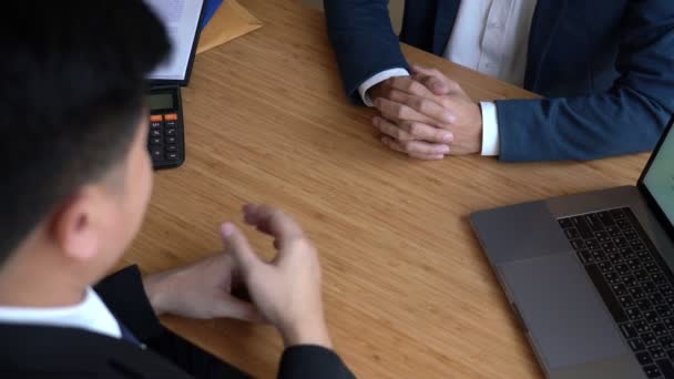 Video Del Hombre Negocios Que Envía Carta Renuncia Renunciado Palabra — Vídeo de stock