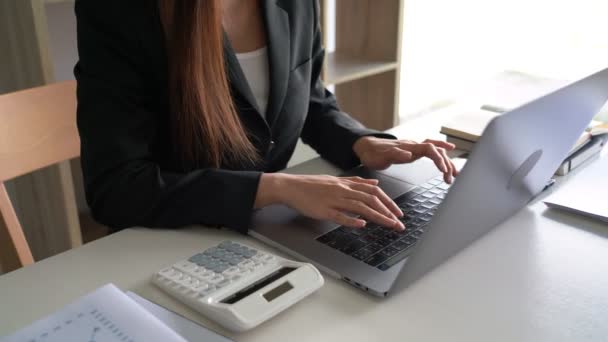 Vídeo Concentrated Young Beautiful Asian Woman Using Laptop While Sitting — Vídeo de Stock