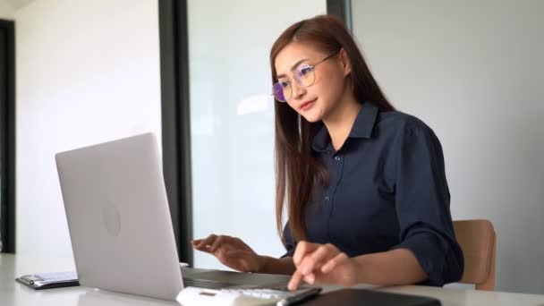 4K视频 自信美丽的亚洲女商人在其工作站的笔记本电脑和文档上为新的创业项目工作 — 图库视频影像