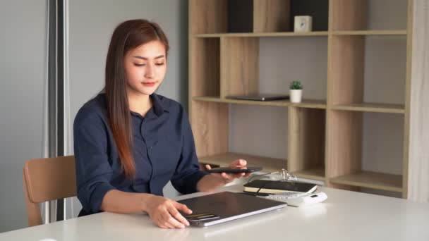 Mujer Con Computadora Compras Línea Celebración Tarjeta Crédito Introducir Código — Vídeos de Stock