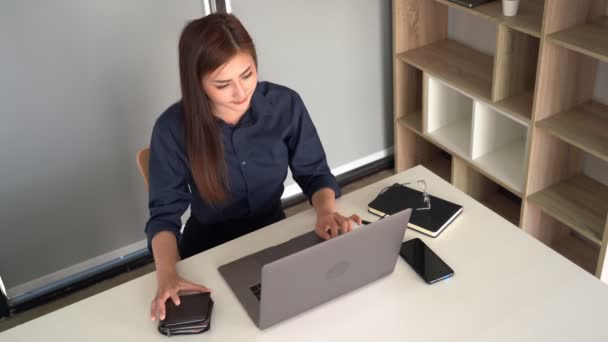 Mujer Con Computadora Compras Línea Celebración Tarjeta Crédito Introducir Código — Vídeo de stock