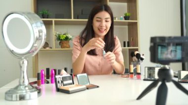 4k video Asyalı kadın güzellik kozmetik ürünü sunar ve canlı video canlı yayını evdeki internet üzerinden sosyal ağda, güzellik blogcusu kavramı