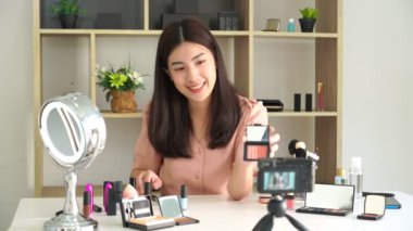 4k video Asyalı kadın güzellik kozmetik ürünü sunar ve canlı video canlı yayını evdeki internet üzerinden sosyal ağda, güzellik blogcusu kavramı