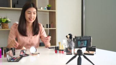 4k video Asyalı kadın güzellik kozmetik ürünü sunar ve canlı video canlı yayını evdeki internet üzerinden sosyal ağda, güzellik blogcusu kavramı