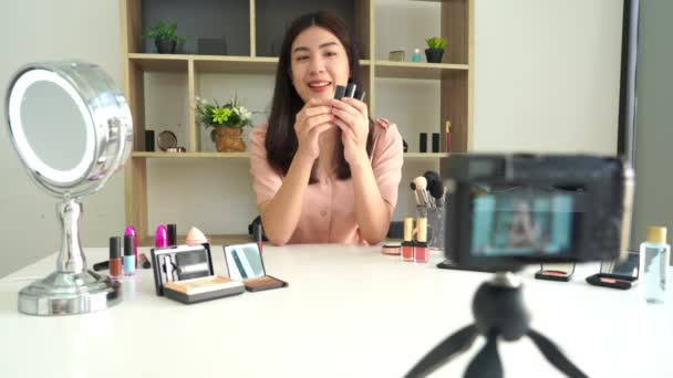 4K段著名博主的视频 快乐的女性博客正在展示化妆品 同时为日常化妆教学录制视频 在工作中 — 图库视频影像