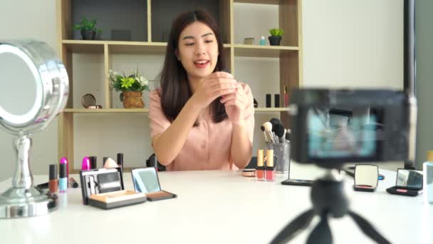 有名なブロガーの4Kビデオ 毎日のメイクのチュートリアルのためのビデオを記録しながら 陽気な女性のVloggerは化粧品製品を示しています 仕事で — ストック動画