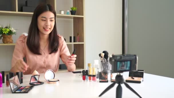 4Kビデオのアジアの女性現在の美容化粧品製品と放送ライブビデオへソーシャルネットワークによるインターネットによる家庭 美容ブロガーの概念 — ストック動画