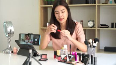 4k video Asyalı kadın güzellik kozmetik ürünü sunar ve canlı video canlı yayını evdeki internet üzerinden sosyal ağda, güzellik blogcusu kavramı