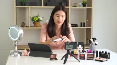 4k video Asyalı kadın güzellik kozmetik ürünü sunar ve canlı video canlı yayını evdeki internet üzerinden sosyal ağda, güzellik blogcusu kavramı