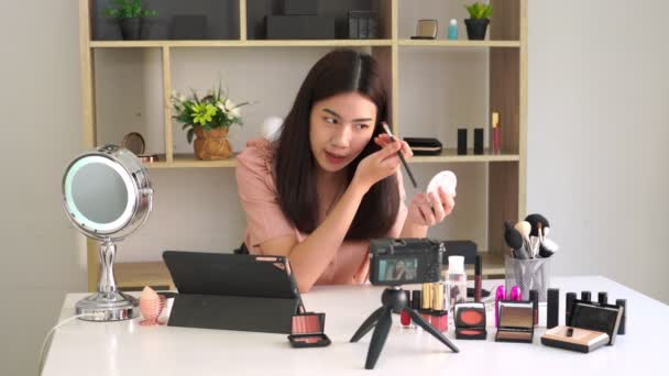 Video Der Asiatischen Frau Präsentieren Schönheit Kosmetische Produkt Und Live — Stockvideo