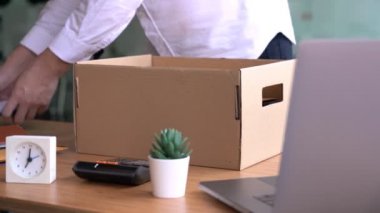 4k 'lık iş adamı videosunda işten çıkmak ve işsizlik kavramını değiştirmek için kahverengi bir karton kutu var