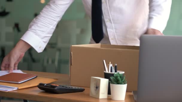 Vídeo Homem Negócios Atraente Elegante Embalando Pertences Pessoais Empresa Renunciando — Vídeo de Stock