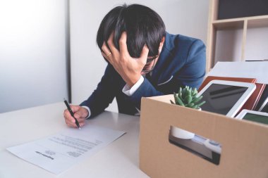 İşadamı istifa etme ve iptal sözleşmesi imzalama, işsizlik değişimi veya istifa kavramını vurguladı.