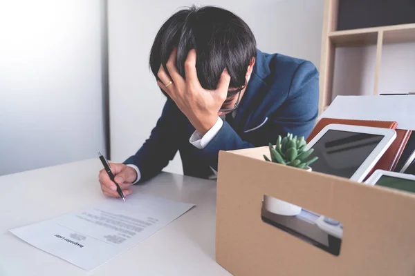 ビジネスマンは辞表や契約解除書に署名するストレスを持っています,失業や退職の概念の変更. — ストック写真