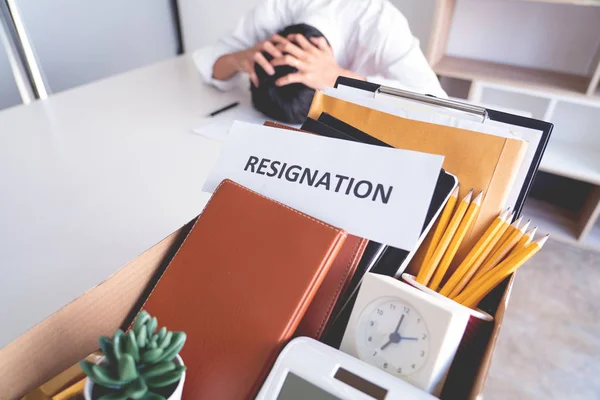 Empresario tiene estrés a la renuncia y la firma de la carta de cancelación del contrato, Cambio de desempleo laboral o concepto de renuncia . — Foto de Stock