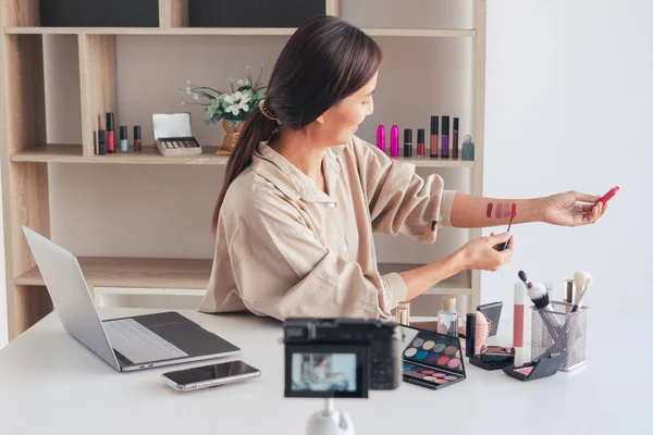 Mooie aziatische vrouw professionele schoonheid vlog of blogger aanwezig cosmetica en het toepassen van make-up in front camera voor het opnemen van video — Stockfoto