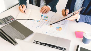 Yönetici, yeni girişimciye tavsiyelerde bulunuyor ve ofislerindeki modern yeni iş planıyla görüşüyor