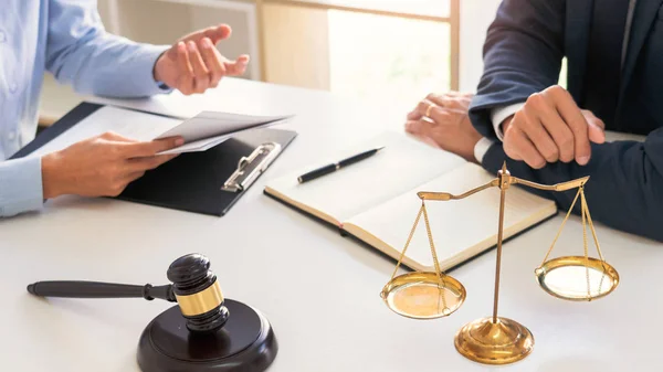 Άντρας δικηγόρος ή δικαστής συμβουλευτείτε με τον πελάτη ελέγχου των εγγράφων σύμβασης προτείνουμε νομικές προτάσεις, Νομική έννοια των υπηρεσιών. — Φωτογραφία Αρχείου