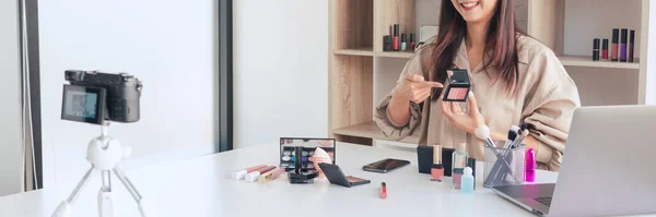 Make-up Beauty mode blogger opname video presenteren cosmetica thuis influencer op social media concept — Stockfoto