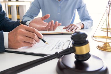 Hukuk müşaviri, sözleşmenin ciddi istişareleri, hukuk kavramları ve hukuki hizmetler görüşmelerini müvekkiline sunar..