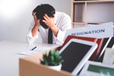 İstifa dilekçeleriyle işi bırakmayı ya da işten ayrılmayı, işsizliği, istifa etmeyi düşünen işçiler.