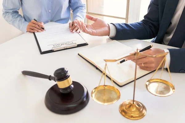 Advogado Masculino Juiz Consultar Com Documentos Contrato Verificação Cliente Recomendar — Fotografia de Stock