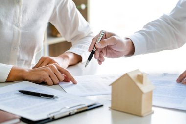 Apartmanla temas kurmak ve belge imzalamak için komisyoncuyla görüşen