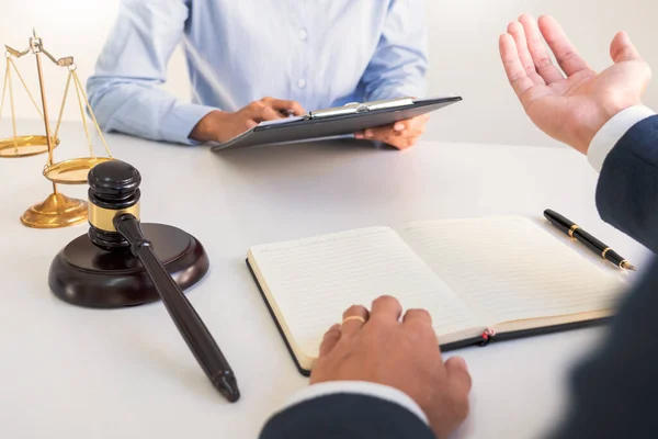 Männlich Rechtsanwalt Oder Richter Beraten Mit Client Check Vertrag Papiere — Stockfoto