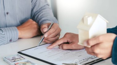 Satış temsilcisi bir ev veya daire satın almak veya kredi ve faiz oranlarını tartışmak için ev satın alma sözleşmesi teklif ediyor