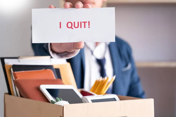 名刺の手紙を辞めて社員を辞める仕事のコンセプトの変更 — ストック写真