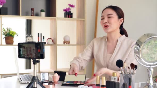 Video Des Berühmten Bloggers Fröhliche Vloggerin Zeigt Kosmetikprodukte Während Sie — Stockvideo
