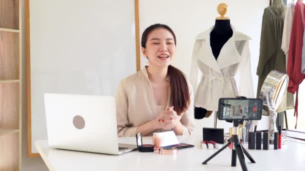 4K段著名博主的视频 快乐的女性博客正在展示化妆品 同时为日常化妆教学录制视频 在工作中 — 图库视频影像