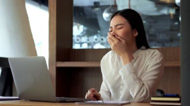 4k Genç Kadın blogcusunun video blogu için yeni içerik kaydettiği çekici video bir kadın moda kanalı için video blogu sürdürüyor.