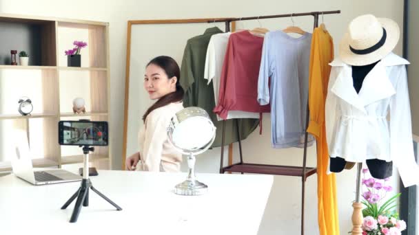 4K视频吸引人的年轻时尚博客作者坐在相机前 在展示厅录制时尚和服装视频 — 图库视频影像
