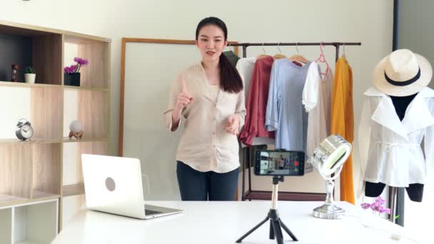 Привлекательное Видео Молодой Женщины Блоггер Запись Нового Контента Видеоблога Ведения — стоковое видео