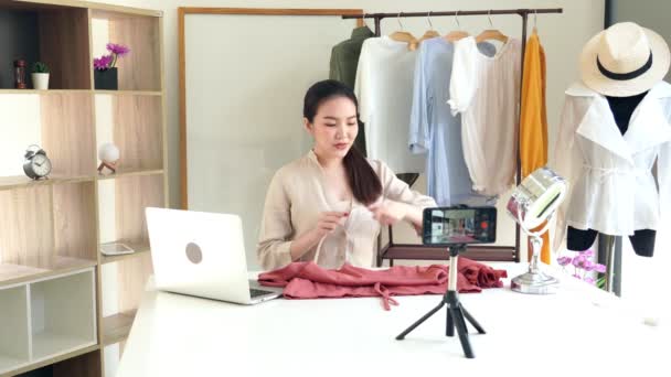 Video Çekici Genç Moda Video Blogcusu Kameranın Önünde Oturmuş Galeride — Stok video