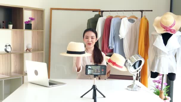 4K视频吸引人的年轻时尚博客作者坐在相机前 在展示厅录制时尚和服装视频 — 图库视频影像