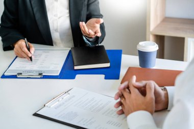 İş görüşmesi konsepti, takım elbiseli çekici aday iş görüşmeleri çalışanlara iş görüşmeleri için cevap veriyor