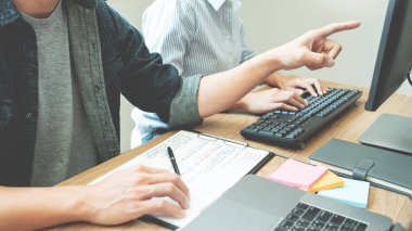 İşbirlikçi çalışma Yazılım mühendisleri web sitesi geliştirici teknolojileri veya programcı ortak çalışma alanı ofis şirketi ortağı ile ekranda başlangıç ai uygulama projesi kodlama çalışma