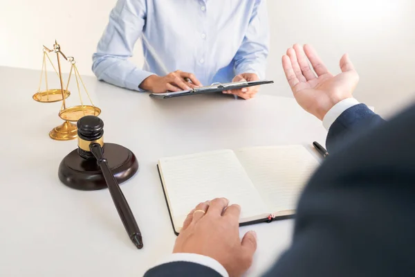 Legal Counsel Presents Client Negotiating Contract Serious Consultations Concepts Law — Stock Photo, Image