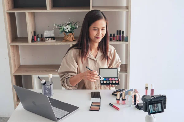 Piękna Azji Kobieta Profesjonalne Piękno Vlog Lub Blogger Przedstawić Kosmetyki — Zdjęcie stockowe
