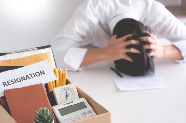 İşadamı istifa etme ve iptal sözleşmesi imzalama, işsizlik değişimi veya istifa kavramını vurguladı.