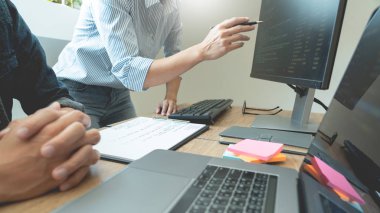 İşbirlikçi çalışma Yazılım mühendisleri web sitesi geliştirici teknolojileri veya programcı ortak çalışma alanı ofis şirketi ortağı ile ekranda başlangıç ai uygulama projesi kodlama çalışma