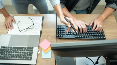 Bir yazılım geliştirme şirketinde birlikte çalışan programcılar web sitesi tasarımı ve kodlama teknolojileri, iş arkadaşları takım konsepti