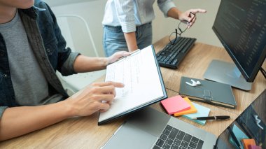 İşbirlikçi çalışma Yazılım mühendisleri web sitesi geliştirici teknolojileri veya programcı ortak çalışma alanı ofis şirketi ortağı ile ekranda başlangıç ai uygulama projesi kodlama çalışma